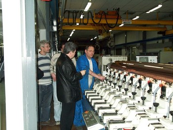 Un haut niveau de maîtrise technique est nécessaire pour programmer la machine à graver les cylindres de cuivre, qui servent ensuite à imprimer.