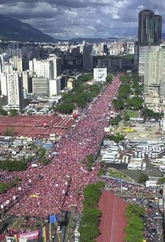 Quand le peuple s'en mèle, la Caracas des gratte ciel change de couleur ... (marche du 8 août 2004 en soutien au président Chavez)