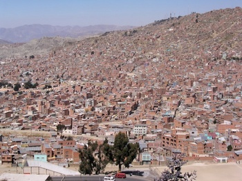 A l'étroit au milieu des montagnes, la ville de La Paz escalade les pentes