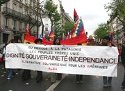 Militants de l'alternative bolivarienne manifestant le 1er mai à Paris