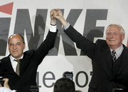 Gregor Gysi et Oskar Lafontaine, les deux futurs co-présidents du nouveau parti Die Linke.