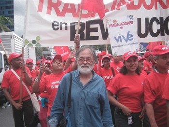 Maxime Vivas à Caracas parmi les chemises rouges..