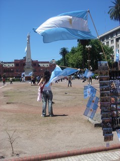 Place du palais présidentiel on vend des drapeaux du pays